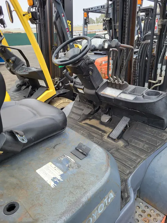 2014 Toyota 8FD35U Warehouse Forklift