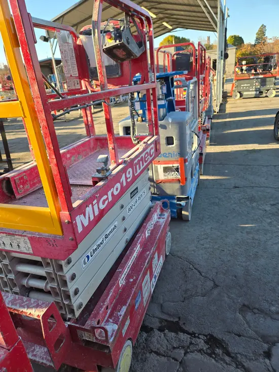 2018 MEC MICRO 19 Scissor Lift