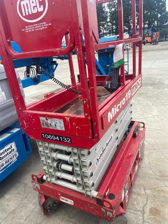 2017 MEC MICRO 19 Scissor Lift