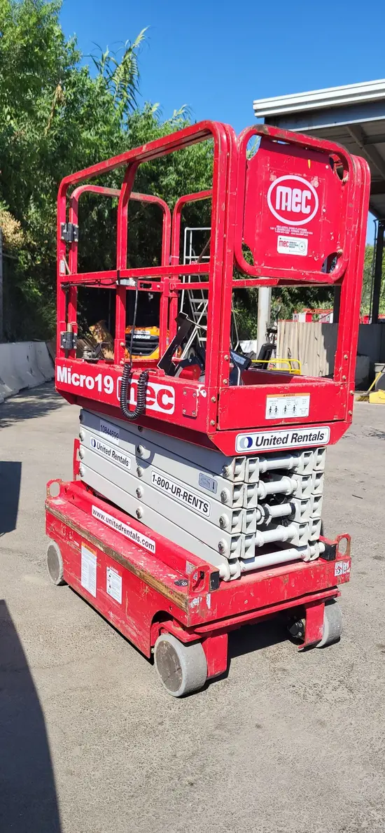 2018 MEC MICRO 19 Scissor Lift