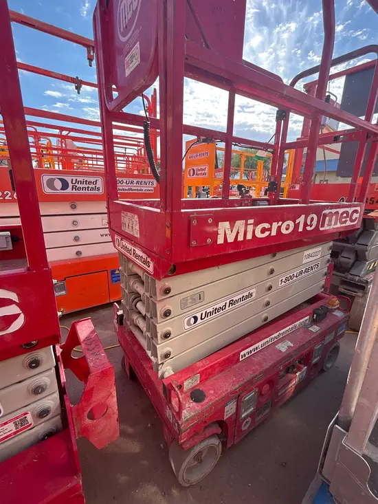 2018 MEC MICRO 19 Scissor Lift
