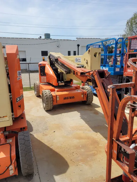 2013 JLG E450AJ Articulating Boom Lift