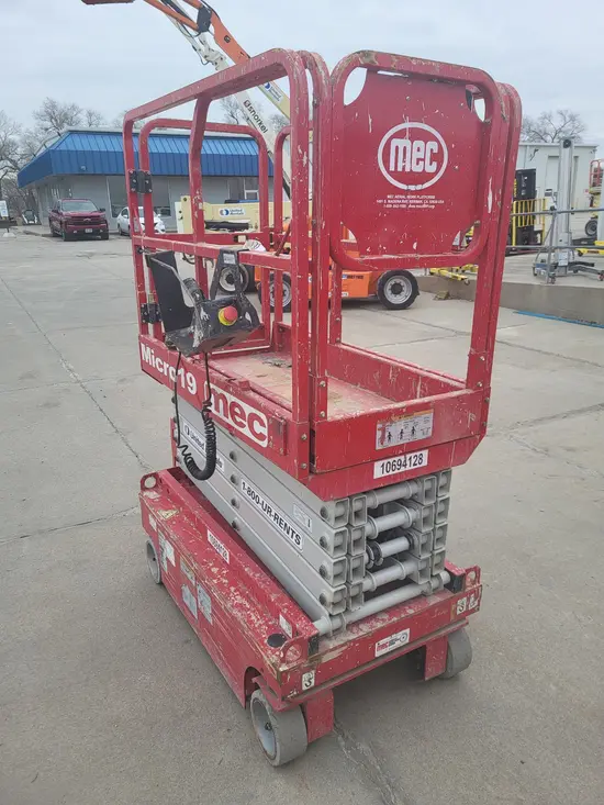 2017 MEC MICRO 19 Scissor Lift