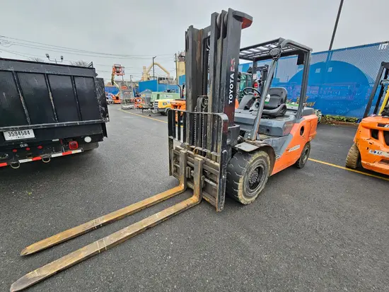 2017 Toyota 8FD45U Warehouse Forklift