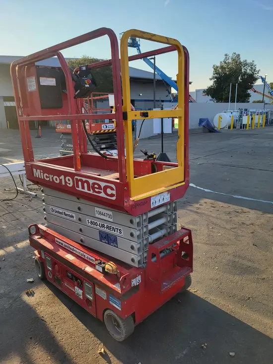 2018 MEC MICRO 19 Scissor Lift
