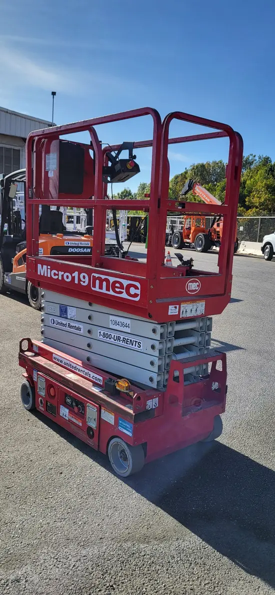 2018 MEC MICRO 19 Scissor Lift