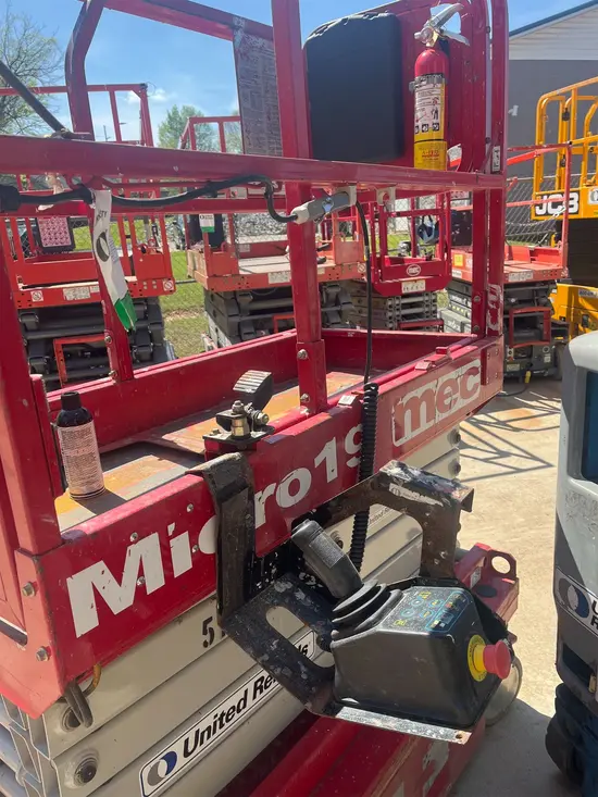 2018 MEC MICRO 19 Scissor Lift