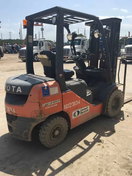 2013 Toyota 8FDU25 Warehouse Forklift