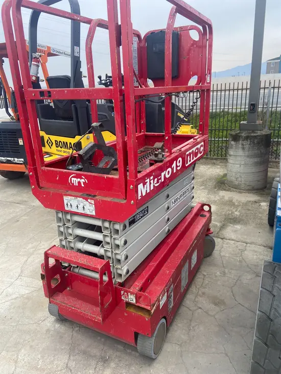 2017 MEC MICRO 19 Scissor Lift