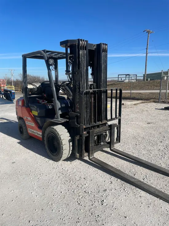2018 Toyota 8FGU30 Warehouse Forklift