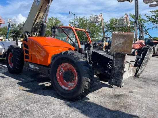 2015 JLG 1055 Forklift