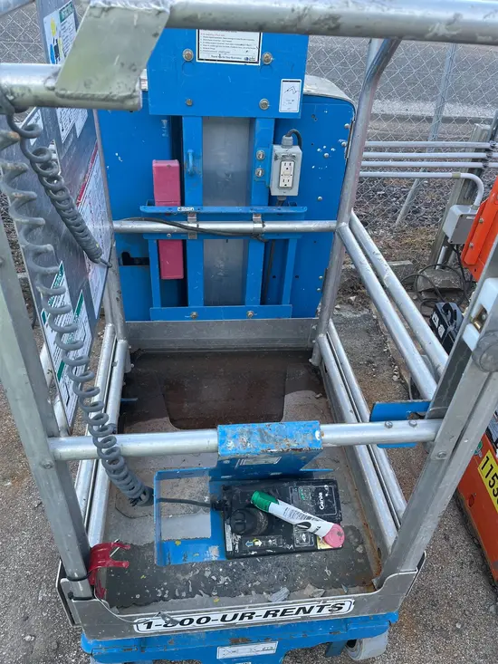 2018 Genie GR-12 Self-Propelled One-Person Lift