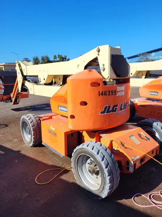 2014 JLG E450AJ Articulating Boom Lift