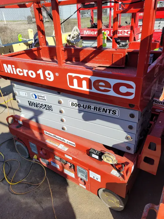 2018 MEC MICRO 19 Scissor Lift