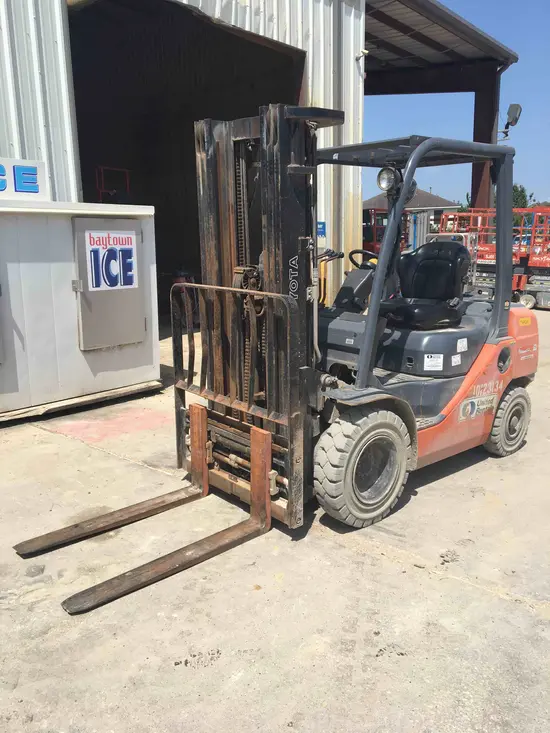 2013 Toyota 8FDU25 Warehouse Forklift