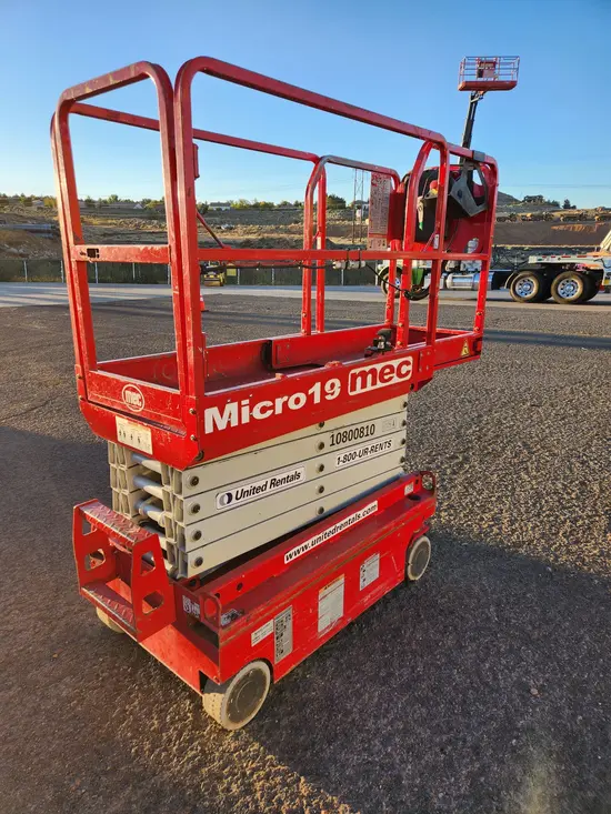 2018 MEC MICRO 19 Scissor Lift