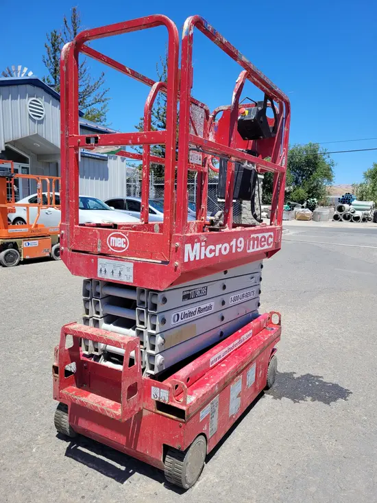 2018 MEC MICRO 19 Scissor Lift