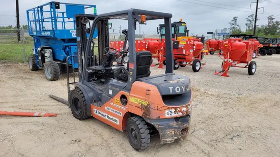 2017 Toyota 8FDU25 Warehouse Forklift