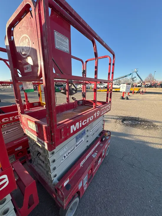 2018 MEC MICRO 19 Scissor Lift