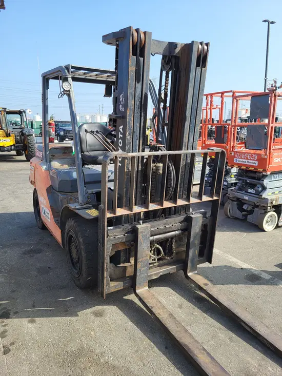 2015 Toyota 8FD35U Warehouse Forklift