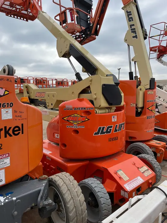 2013 JLG E400AN Articulating Boom Lift