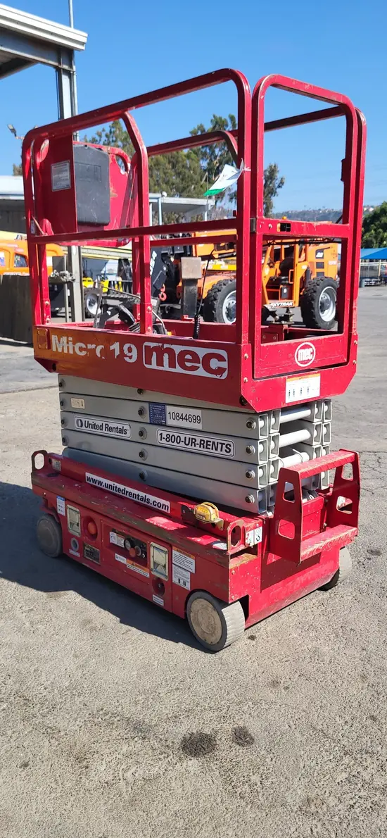 2018 MEC MICRO 19 Scissor Lift