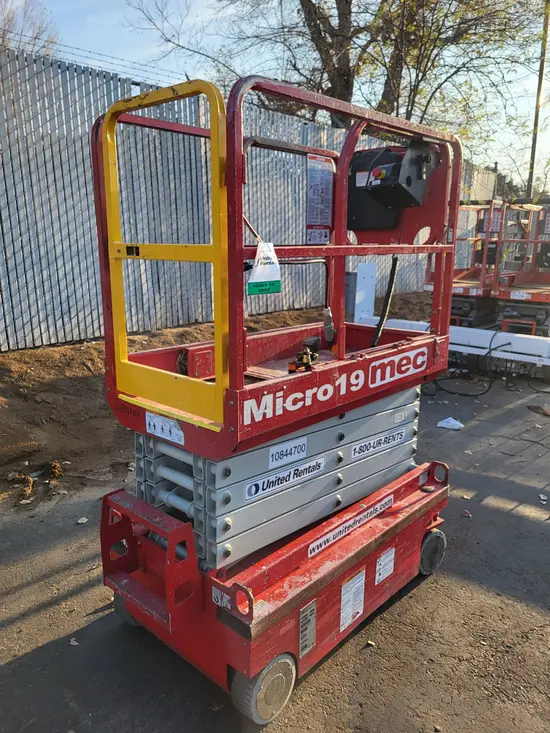 2018 MEC MICRO 19 Scissor Lift