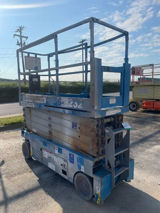 2016 Genie GS-3232 Scissor Lift