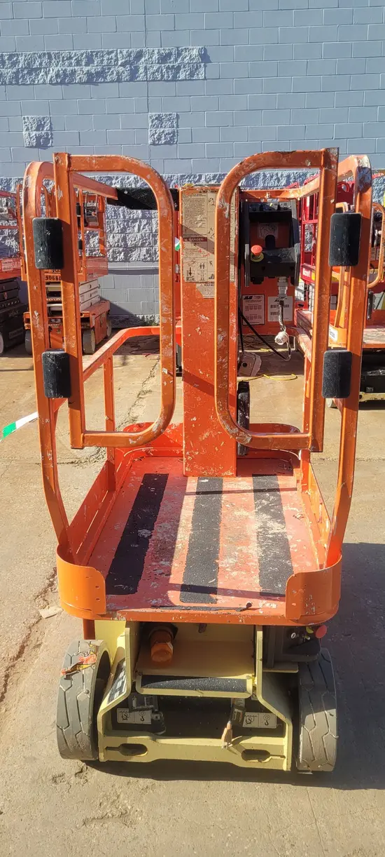 2015 JLG 1230ES Self-Propelled One-Person Lift