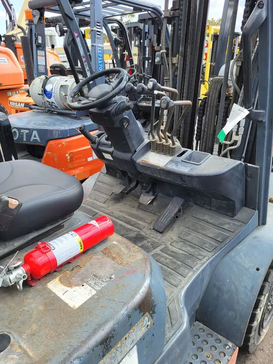 2015 Toyota 8FD35U Warehouse Forklift