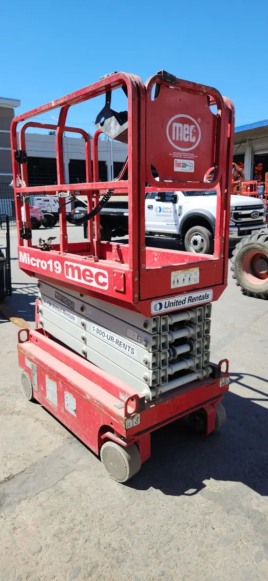 2018 MEC MICRO 19 Scissor Lift