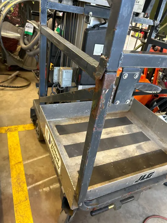 2017 JLG 25AM-DC Pusharound Lift