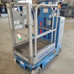 2015 Genie GR-12 Self-Propelled One-Person Lift