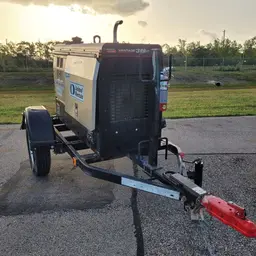 2019 Lincoln Electric VANTAGE 322 Welder