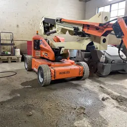 2013 JLG E450AJ Articulating Boom Lift