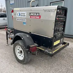 2019 Lincoln Electric VANTAGE 322 Welder